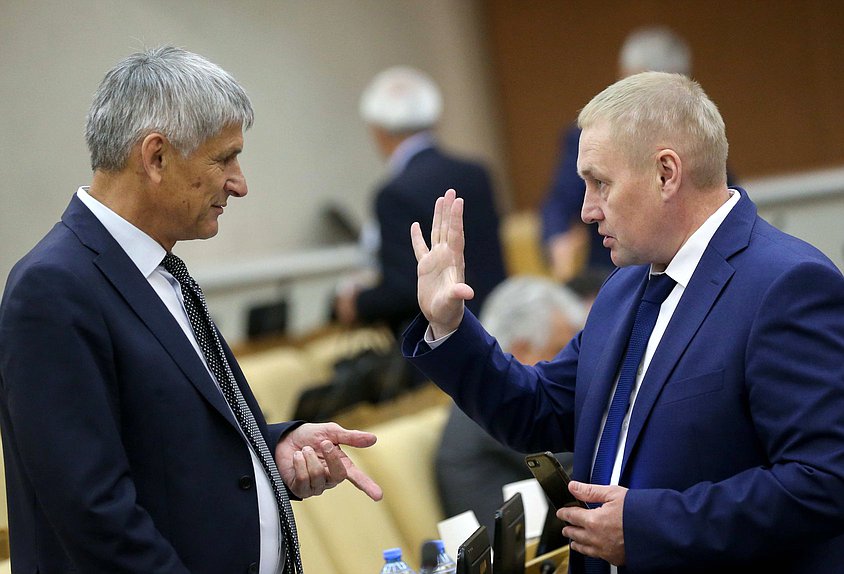 Заместитель Председателя Комитета по аграрным вопросам Алексей Лавриненко и член Комитета по экономической политике, промышленности, инновационному развитию и предпринимательству Андрей Альшевских