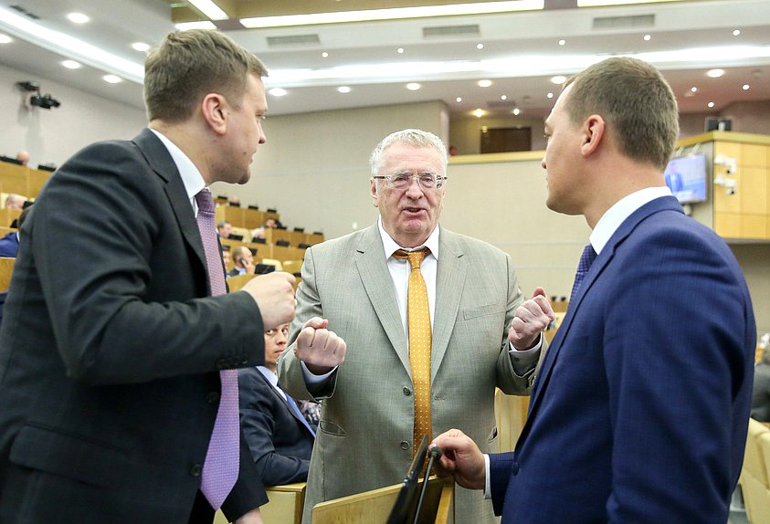 Председатель Комитета по федеративному устройству и вопросам местного самоуправления Алексей Диденко, руководитель фракции ЛДПР Владимир Жириновский и Председатель Комитета по физической культуре, спорту, туризму и делам молодежи Михаил Дегтярев
