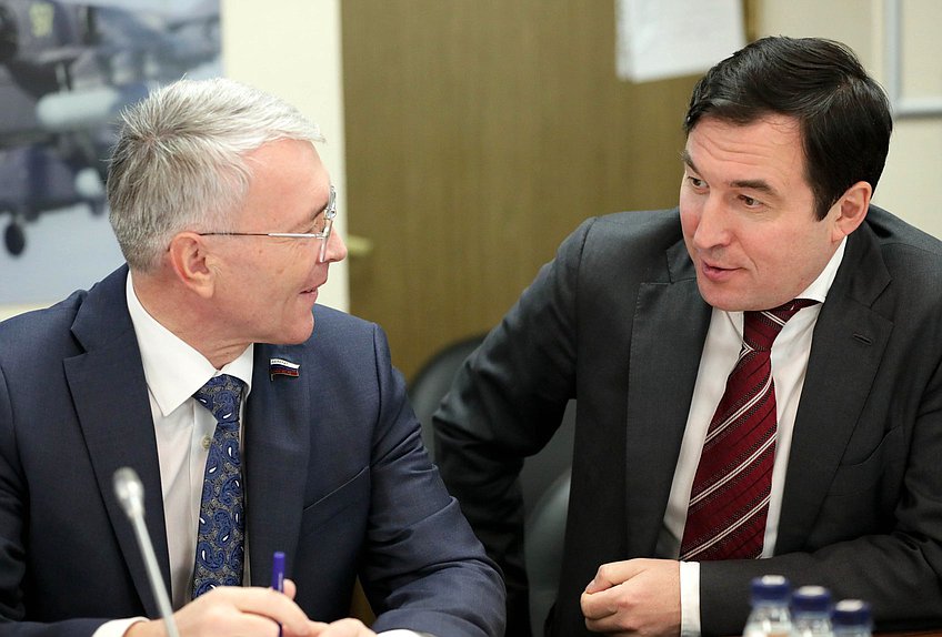 Член Комитета по экономической политике Эдуард Кузнецов и Первый заместитель Председателя Комитета по контролю Дмитрий Гусев