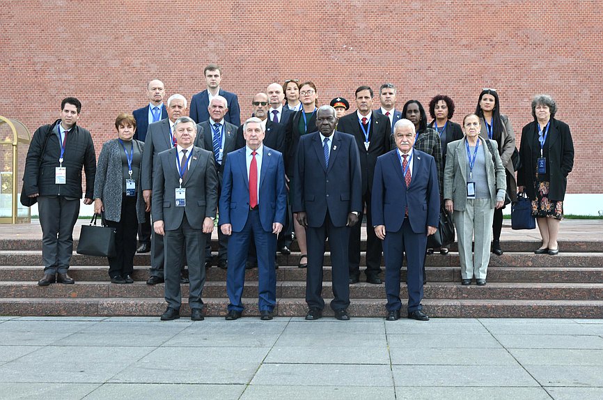 Flowers-laying ceremony at the Tomb of the Unknown Soldier with participation of delegations taking part in the International Parliamentary Conference “Russia – Latin America”