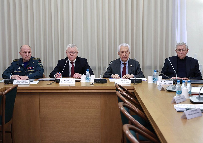 Министр РФ по делам гражданской обороны, чрезвычайным ситуациям и ликвидации последствий стихийных бедствий Александр Куренков, Председатель Комитета по безопасности и противодействию коррупции Василий Пискарев, руководитель фракции "Единая Россия" Владимир Васильев и заместитель Председателя Комитета по безопасности и противодействию коррупции Эрнест Валеев
