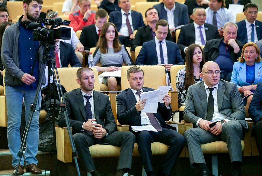 Член Комитета по физической культуре, спорту, туризму и делам молодежи Дмитрий Пирог, Председатель Комитета по федеративному устройству и вопросам местного самоуправления Алексей Диденко и заместитель Председателя Комитета по физической культуре, спорту, туризму и делам молодежи Артур Таймазов