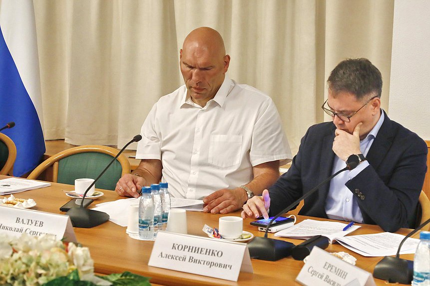 Первый заместитель Председателя Комитета по туризму и развитию туристической инфраструктуры Николай Валуев и заместитель Председателя Комитета по вопросам собственности, земельным и имущественным отношениям Алексей Корниенко