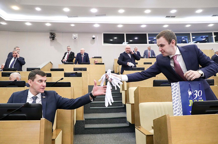 Член Комитета по экономической политике, промышленности, инновационному развитию и предпринимательству Алексей Балыбердин и Первый заместитель Председателя Комитета по природным ресурсам, собственности и земельным отношениям Василий Власов