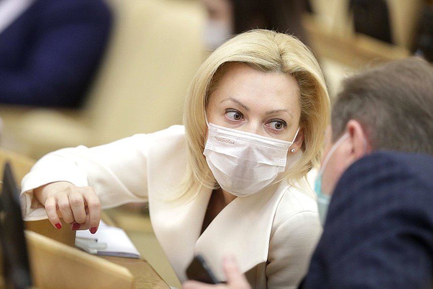 Заместители Председателя Государственной Думы Петр Толстой и Ольга Тимофеева