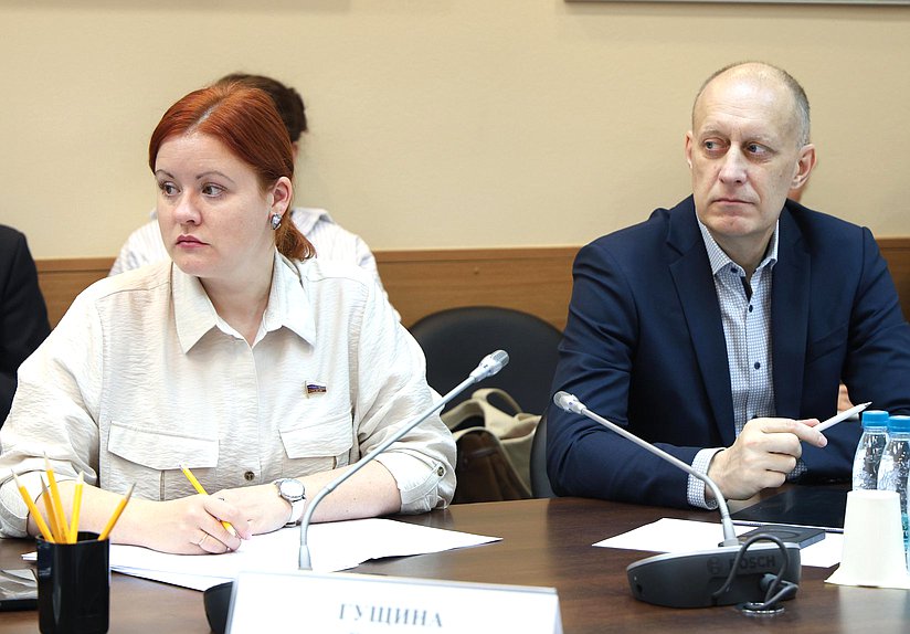 Заместитель Председателя Комитета по просвещению Елена Гущина и член Комитета Дмитрий Афанасьев