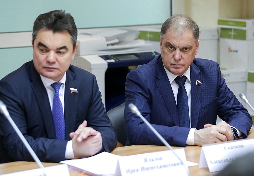 Сенатор Ирек Ялалов и член Комитета по экологии, природным ресурсам и охране окружающей среды Александр Скачков