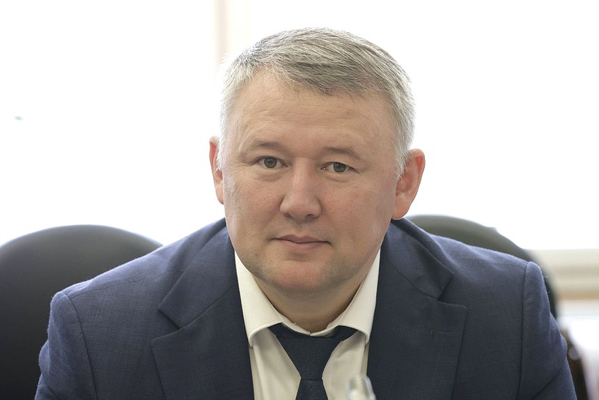 Член Комитета по молодежной политике Вячеслав Дамдинцурунов