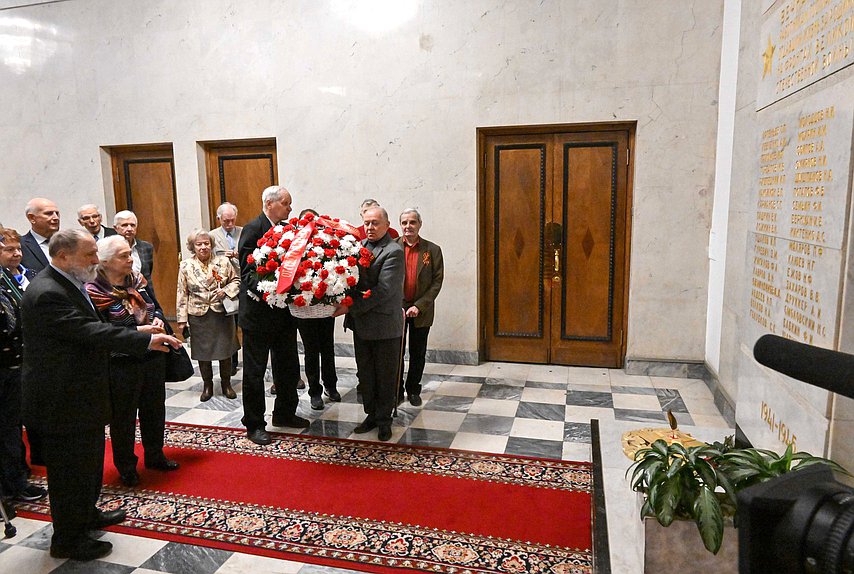Возложение цветов ветеранами Минэкономразвития к памятной доске работников Госплана СССР