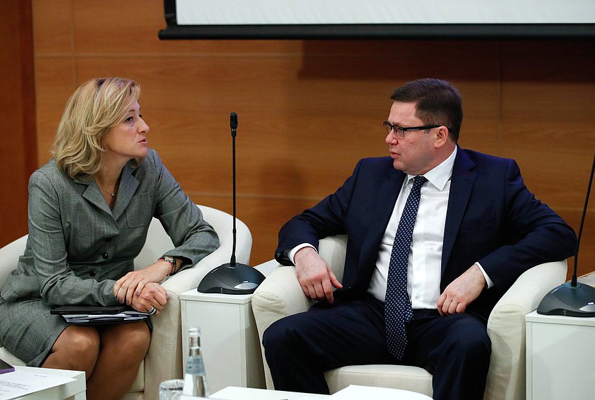 Заместитель руководителя Федерального агентства по туризму Елена Лысенкова и заместитель Председателя Комитета по туризму и развитию туристической инфраструктуры Сергей Кривоносов