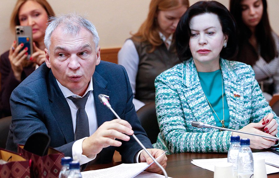 Член Комитета по экологии, природным ресурсам и охране окружающей среды Юрий Григорьев и член Комитета по промышленности и торговле Мария Василькова