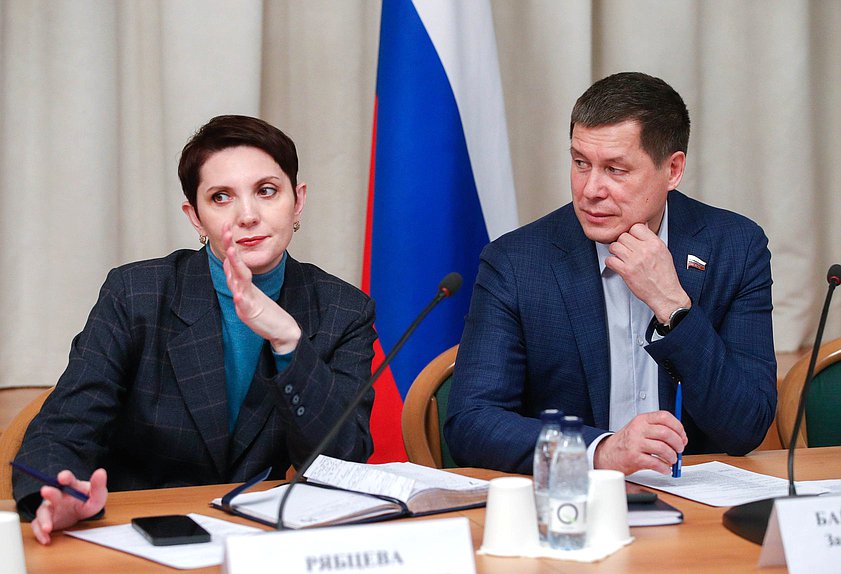 Заместитель Председателя Комитета по экологии, природным ресурсам и охране окружающей среды Жанна Рябцева и член Комитета Зариф Байгускаров