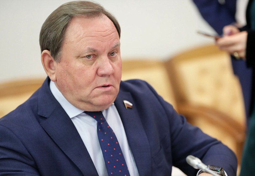 Член Комитета по транспорту и строительству Виктор Дерябкин