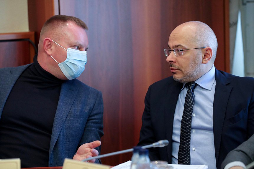 Первый заместитель Председателя Комитета по вопросам собственности, земельным и имущественным отношениям Иван Сухарев и заместитель Председателя Комитета Николай Николаев