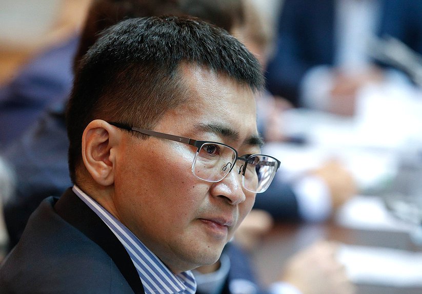 Член Комитета по экологии, природным ресурсам и охране окружающей среды Николай Будуев