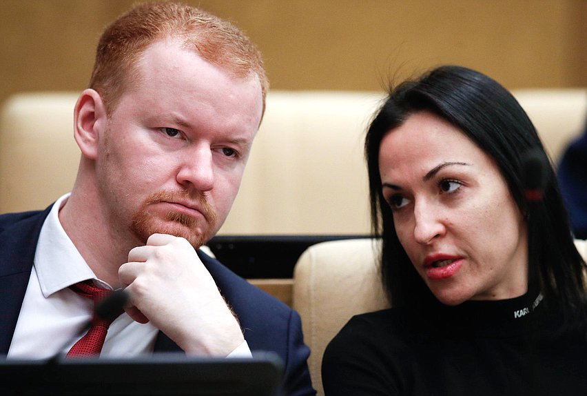 Член Комитета по бюджету и налогам Денис Парфенов и член Комитета по делам национальностей Анастасия Удальцова