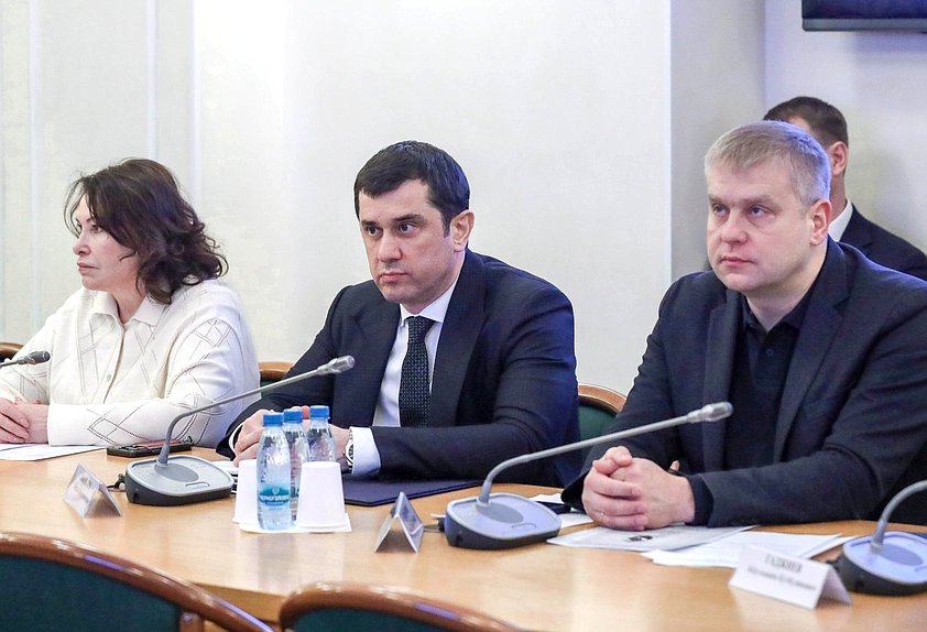 Члены Комитета по безопасности и противодействию коррупции Бекхан Барахоев и Роман Водянов