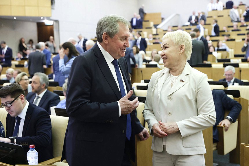 Председатель Комитета по энергетике Николай Шульгинов и член Комитета по физической культуре и спорту Рима Баталова