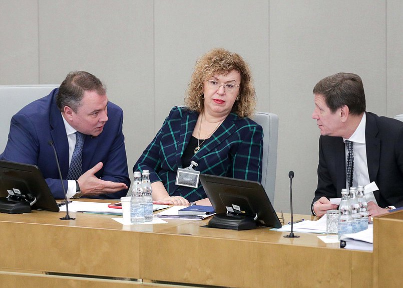 Заместители Председателя Государственной Думы Петр Толстой и Ольга Епифанова и Первый заместитель Председателя Государственной Думы Александр Жуков