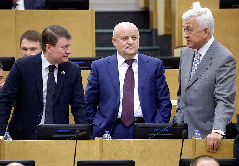 Член Комитета по транспорту и развитию транспортной инфраструктуры Сергей Еремин, член Комитета по безопасности и противодействию коррупции Абдулхаким Гаджиев и член Комитета по экологии, природным ресурсам и охране окружающей среды Азат Ягафаров