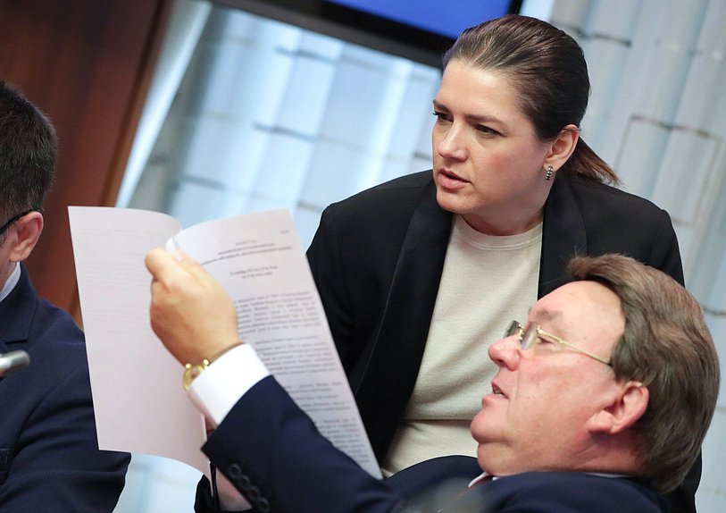 Член Комитета по вопросам собственности, земельным и имущественным отношениям Николай Иванов и заместитель Председателя Комитета по туризму и развитию туристической инфраструктуры Наталья Костенко