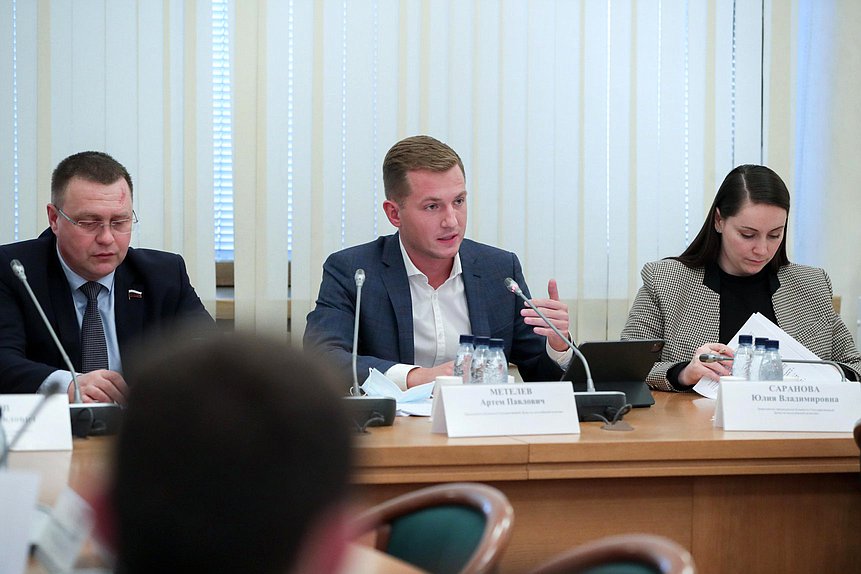 Первый заместитель Председателя Комитета по молодежной политике Игорь Кастюкевич, Председатель Комитета Артем Метелев и заместитель Председателя Комитета Юлия Саранова