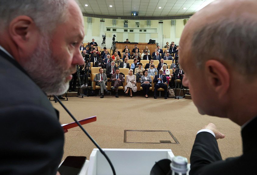 Член Комитета по развитию Дальнего Востока и Арктики Николай Новичков и заместитель Председателя Государственной Думы Александр Бабаков