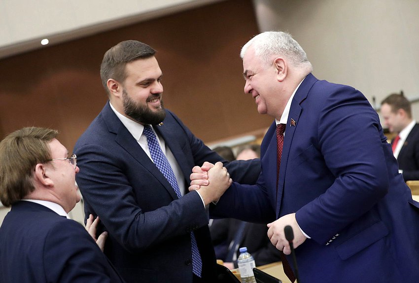 Первый заместитель Председателя Комитета по делам СНГ, евразийской интеграции и связям с соотечественниками Казбек Тайсаев и заместитель Председателя Комитета Артем Туров
