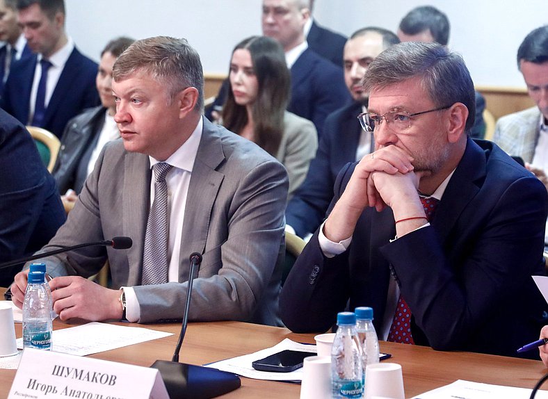 Заместитель Председателя Комитета по экологии, природным ресурсам и охране окружающей среды Евгений Марков (слева)