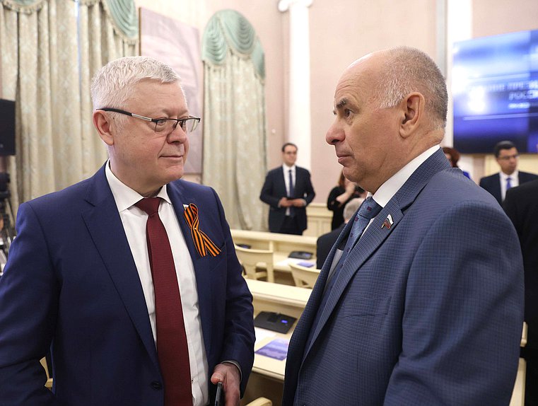 Председатель Комитета по безопасности и противодействию коррупции Василий Пискарев (слева)