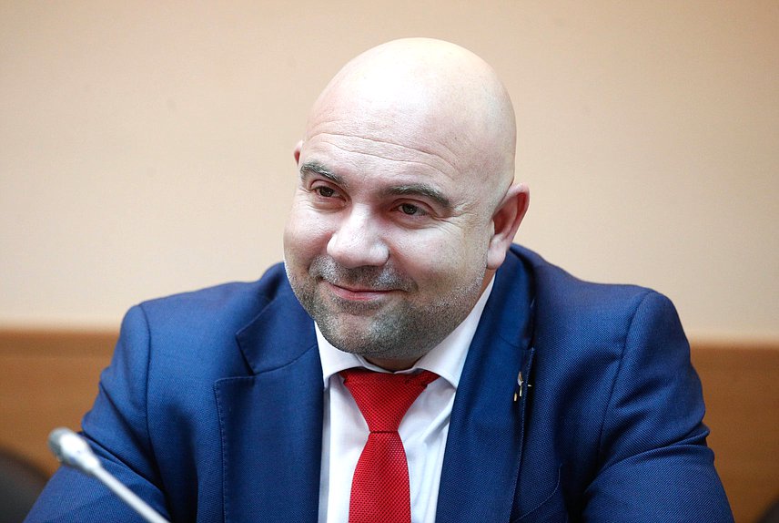 Член Комитета по экологии, природным ресурсам и охране окружающей среды Тимофей Баженов