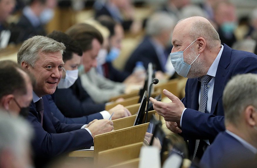 Член Комитета по государственному строительству и законодательству Дмитрий Вяткин и Председатель Комитета по государственному строительству и законодательству Павел Крашенинников