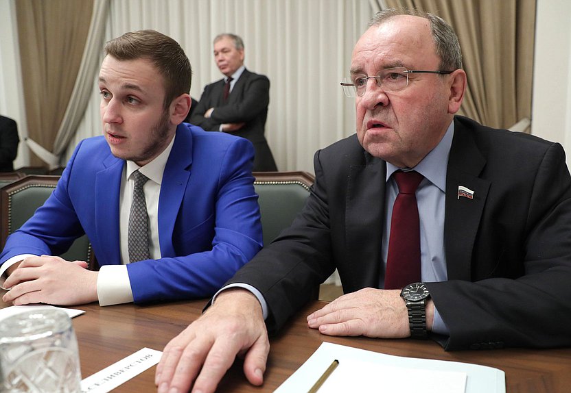 Член Комиссии по Регламенту и обеспечению деятельности Государственной Думы Василий Власов и член Комитета по бюджету и налогам Виктор Селиверстов