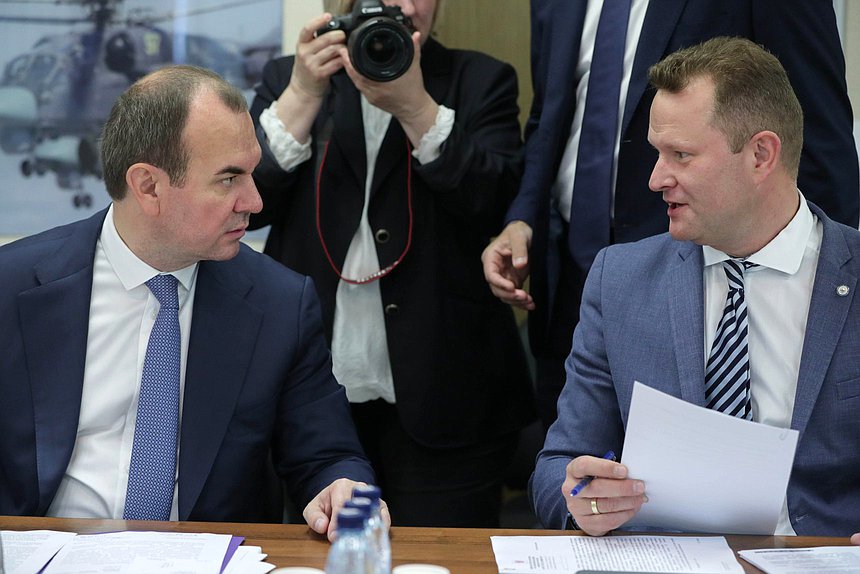 Статс-секретарь — заместитель Министра сельского хозяйства РФ Иван Лебедев и статс-секретарь — заместитель Министра транспорта РФ Дмитрий Зверев