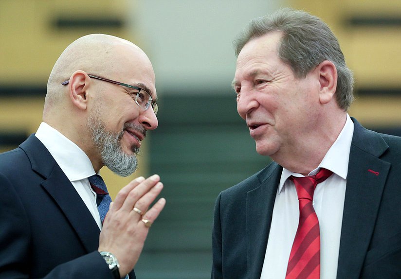 Заместитель Председателя Комитета по вопросам собственности, земельным и имущественным отношениям Николай Николаев и член Комитета по науке и высшему образованию Михаил Кузьмин