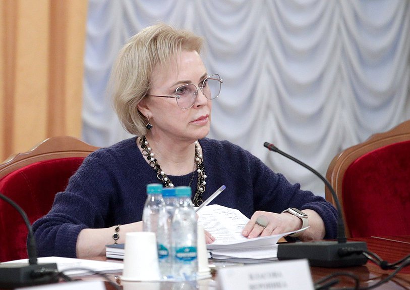 Член Комитета по охране здоровья Вероника Власова и заместитель Председателя Комитета Татьяна Соломатина