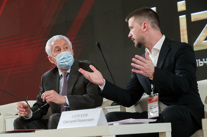 Руководитель фракции «Единая Россия» Владимир Васильев и председатель добровольческого поисково-спасательного отряда «Лиза Алерт», директор АНО «Центр поиска пропавших людей» Григорий Сергеев