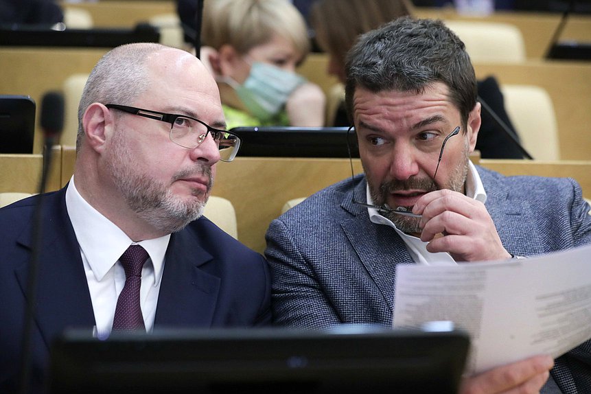 Председатель Комитета по развитию гражданского общества, вопросам общественных и религиозных объединений Сергей Гаврилов и заместитель Председателя Комитета по информационной политике, информационным технологиям и связи Александр Ющенко