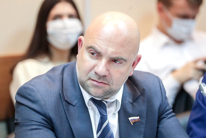 Член Комитета по экологии, природным ресурсам и охране окружающей среды Тимофей Баженов