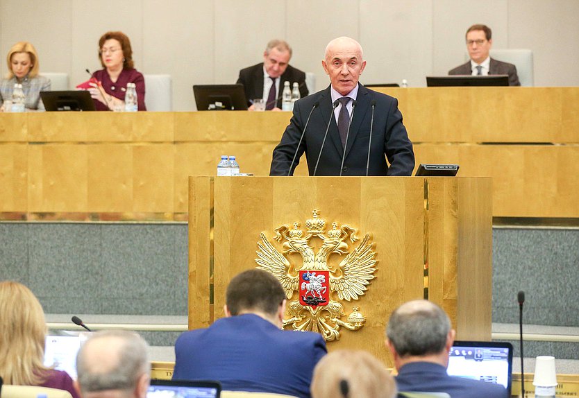 Первый заместитель Председателя Комитета по государственному строительству и законодательству Юрий Синельщиков
