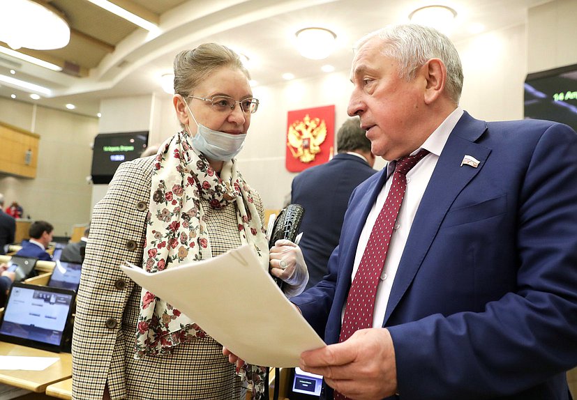 Член Комитета по региональной политике и проблемам Севера и Дальнего Востока Валентина Рудченко и Председатель Комитета по региональной политике и проблемам Севера и Дальнего Востока Николай Харитонов