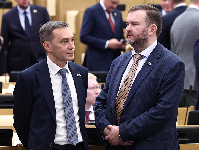 Член Комитета по финансовому рынку Алексей Тихомиров и член Комитета по конституционному, гражданскому законодательству и судоустройству Дмитрий Ворона