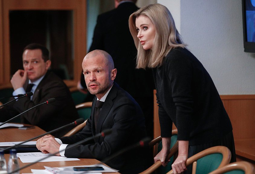 Первый заместитель Председателя Комитета по строительству и жилищно-коммунальному хозяйству Роман Лябихов и член Комитета Елена Бондаренко