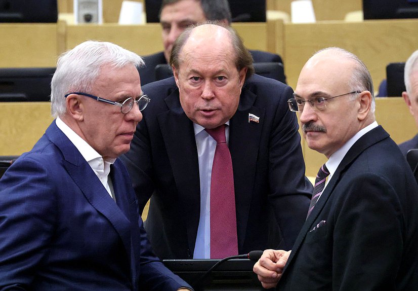 Первый заместитель Председателя Комитета по экологии, природным ресурсам и охране окружающей среды Вячеслав Фетисов, заместитель Председателя Комитета по науке и высшему образованию Владимир Кононов и Председатель Комитета Сергей Кабышев