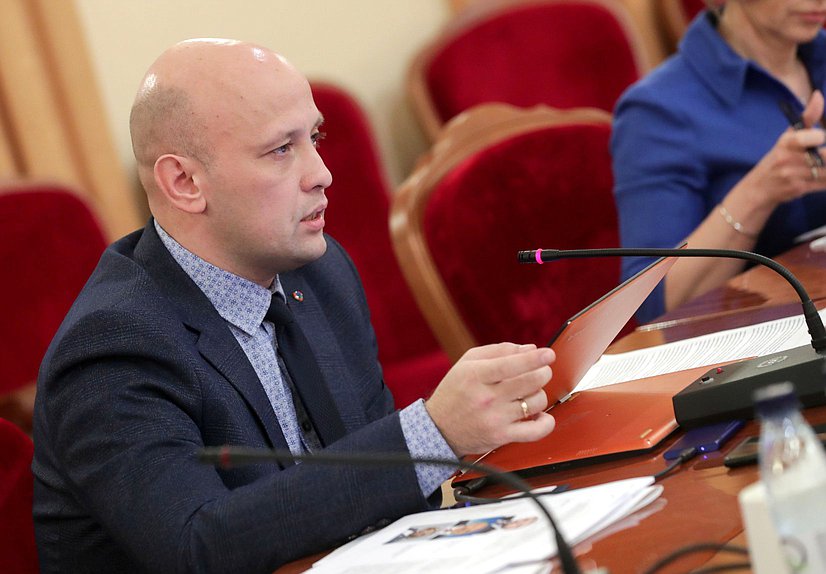 Круглый стол на тему «Системные изменения в законодательстве РФ в сфере образования как механизм снижения административной нагрузки на образовательные организации в условиях кризиса»