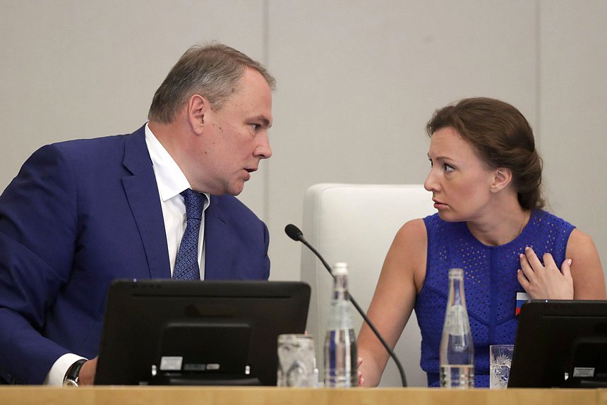 Заместители Председателя Государственной Думы Петр Толстой и Анна Кузнецова