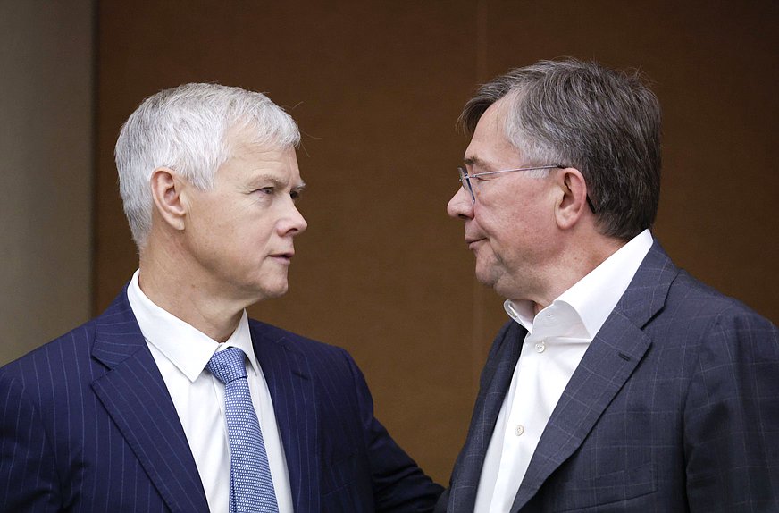 Председатель Комитета по защите конкуренции Валерий Гартунг и заместитель Председателя Комитета по промышленности и торговле Александр Терентьев