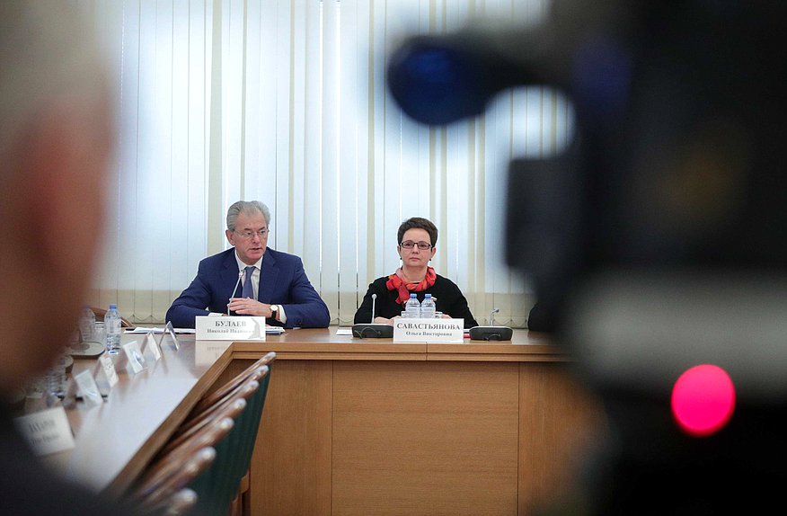 Заместитель Председателя Центральной избирательной комиссии РФ Николай Булаев и Председатель Комитета по контролю и Регламенту Ольга Савастьянова