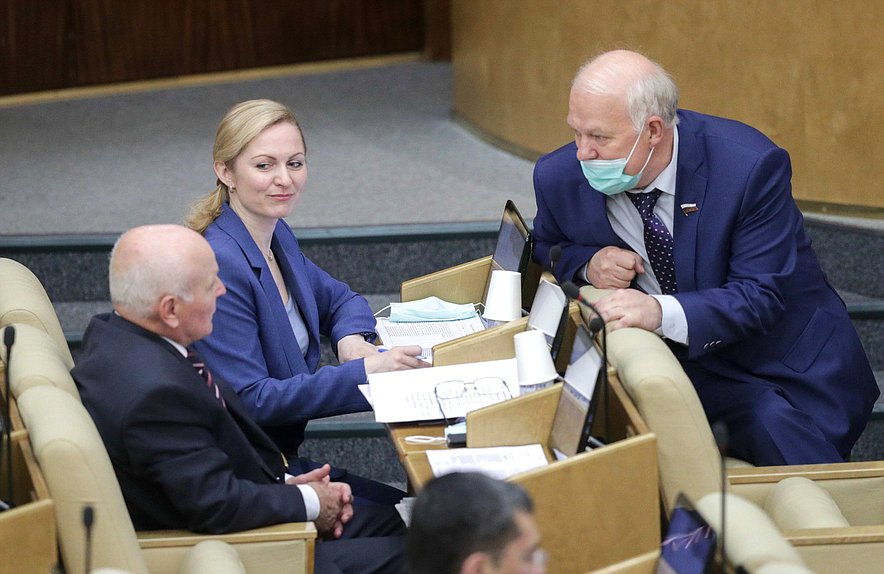 Член Комитета по транспорту и строительству Ирина Чиркова и заместитель Председателя Комитета по экологии и охране окружающей среды Анатолий Грешневиков