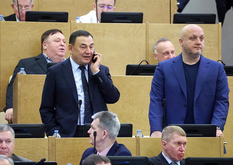 Член Комитета по строительству и ЖКХ Марат Нуриев и член Комитета по экологии, природным ресурсам и охране окружающей среды Тимофей Баженов